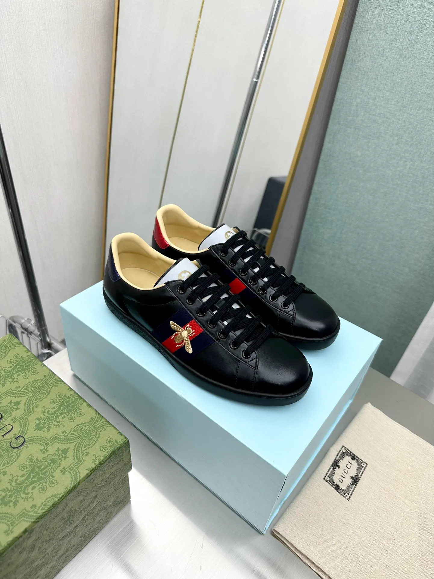 👟👟Ex-factory price 540👟👟 Men's size +10 Top version: Gucci G family classic Ace series Embroidery Little Bee White Shoes Couple Style Ribbon Love Casual Sports Shoes Sneakers Original Purchase Development Production This brand's classic low-top sports shoes interweave golden embroidered bees with red and green webbing. The bee is a classic element of the brand. It appeared in the Gucci ready-to-wear series in the 1970s. Exquisite packaging at the delivery counter🛍📦 ▪️Fabrics: Original custom imported first-layer cowhide ▪️Foots: Original custom cowhide lining ▪️Sole: Original open-molded rubber non-slip material ▪️Sole thickness: 2.5CM ▪️Size: Women's 34-41 (customized 34/41) ▪️Size: Men's 38-46 (38/46 customized)
